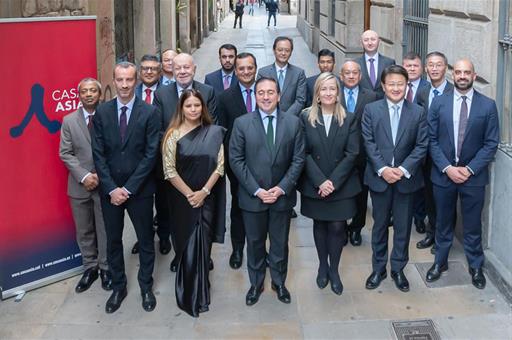 El ministro Albares con los embajadores de los países asiáticos acreditados en España